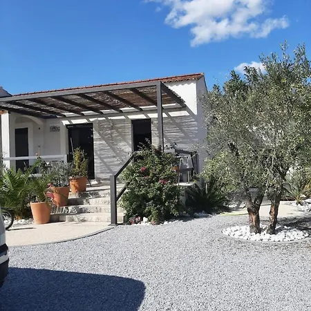 Chez Monique Et Remi Guest house